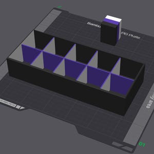 Peut inclure: Rendu 3D d'un conteneur compartimenté noir et violet, peut-être pour organiser des objets. Les textes "Bambu" et "PEI Plate" sont visibles. Les mots "Right nozzle only area" sont également présents.