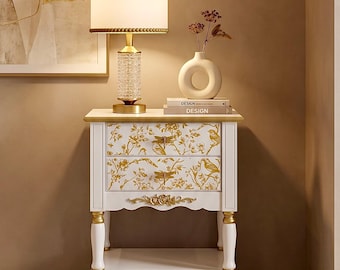 Cômoda, Mesa de Cabeceira, Mesa de Cabeceira Floral, Mesa de Cabeceira Artesanal em Branco e Dourado, Mesa Lateral Boho Vintage, Presente para Ela, Design Personalizado, Estilo Princesa