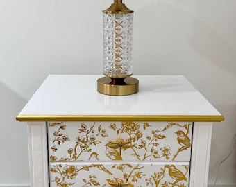 Cômoda, Mesa de Cabeceira, Mesa de Cabeceira Floral, Mesa de Cabeceira Artesanal em Ouro Branco, Mesa Lateral Vintage, Presente de Luxo para Ela, Design Personalizado, Estilo Princesa