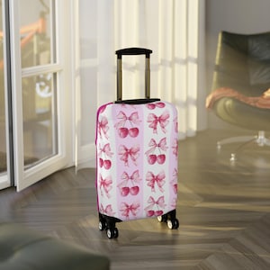 Coquette Chic Cherry Bow Gepäckabdeckung | Reise-Accessoire | Koffer Beschützer | Rosa Reisegeschenk | Spaß-Sommer-Reisen, Ferien Zahnrad