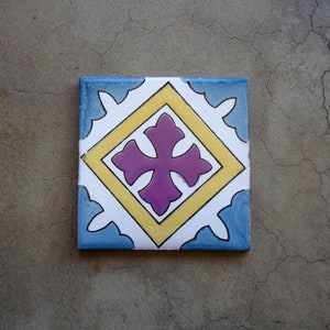 GRATIS verzending! LILA CROSS 4&quot; Mexicaanse talvera-tegel: paarsblauw, geel, zwart, wit, 4 x 4 handgeschilderde terracottategels uit Mexico