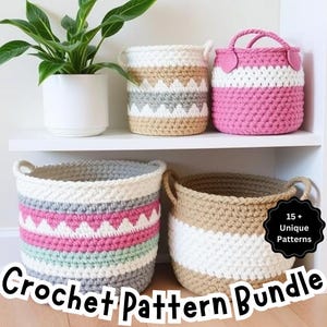 Puede incluir: Cuatro cestas de crochet en diferentes colores y patrones, incluyendo gris, blanco, rosa y beige. Las cestas están dispuestas en un estante blanco. Un cartel dice "15+ Patrones Únicos" y "Paquete de Patrones de Crochet".