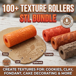 Op de afbeelding: Afbeelding van textuurrollers met verschillende patronen, waaronder spinnenwebben, bladeren en pompoenen. De tekst luidt "100+ TEXTURE ROLLERS STL BUNDLE" en "CREATE TEXTURES FOR: COOKIES, CLAY, FONDANT, CAKE DECORATING & MORE." Voor koekjes, klei en taartdecoratie.