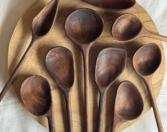 手彫りのクルミ材の木製スプーン