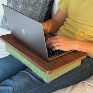 ハンドメイドのウォールナット製ラップデスク - 軽量木製ノートパソコントレイ、ライティングデスク | お母さん、お父さん、学生、アーティストへのギフト