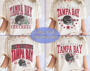Pode incluir: Camisetas creme com um design desgastado "TAMPA BAY FOOTBALL" em vermelho e preto. Cada camisa apresenta um gráfico de capacete de futebol e o ano de "1976". A imagem inclui o texto "4 PNG FILE DOWNLOAD".