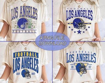 Op de afbeelding: Vier crèmekleurige t-shirts met verschillende ontwerpen met "LOS ANGELES" in blauw, een footballhelm en de tekst "FOOTBALL". De shirts bevatten ook de nummers "19" en "37". De tekst "4 PNG FILE DOWNLOAD" is ook aanwezig.