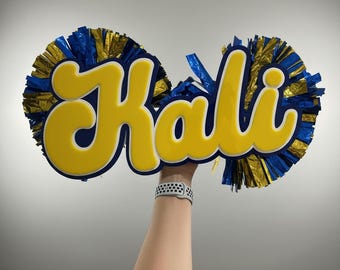 Personalisiertes Team Cheer Schild: Personalisierter Name, Pom Poms, Spieltag