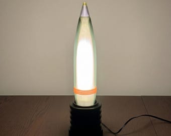 Lámpara de mesa inspirada en el proyectil de artillería M107 de 155 mm - Escala 1:2, regulable.
