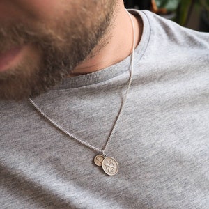 Collar con colgante doble con símbolo del padre de plata de ley: colgante más grande grabado con las iniciales de la familia, colgante más pequeño grabado con un águila