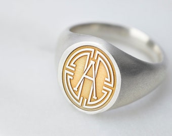 Gepersonaliseerde gemengde metalen initiële Signet Ring - dikke zilveren en gouden monogram signet ring - gerecyclede sterling zilveren gestempelde ring