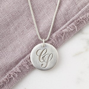 Collar con monograma inicial de plata de ley grabado con un mensaje secreto oculto en el reverso