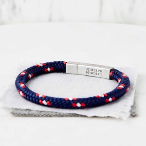 Bracciale personalizzato da uomo con coordinate: bracciale per lui con incisione di una bussola e coordinate nascoste all'interno della chiusura