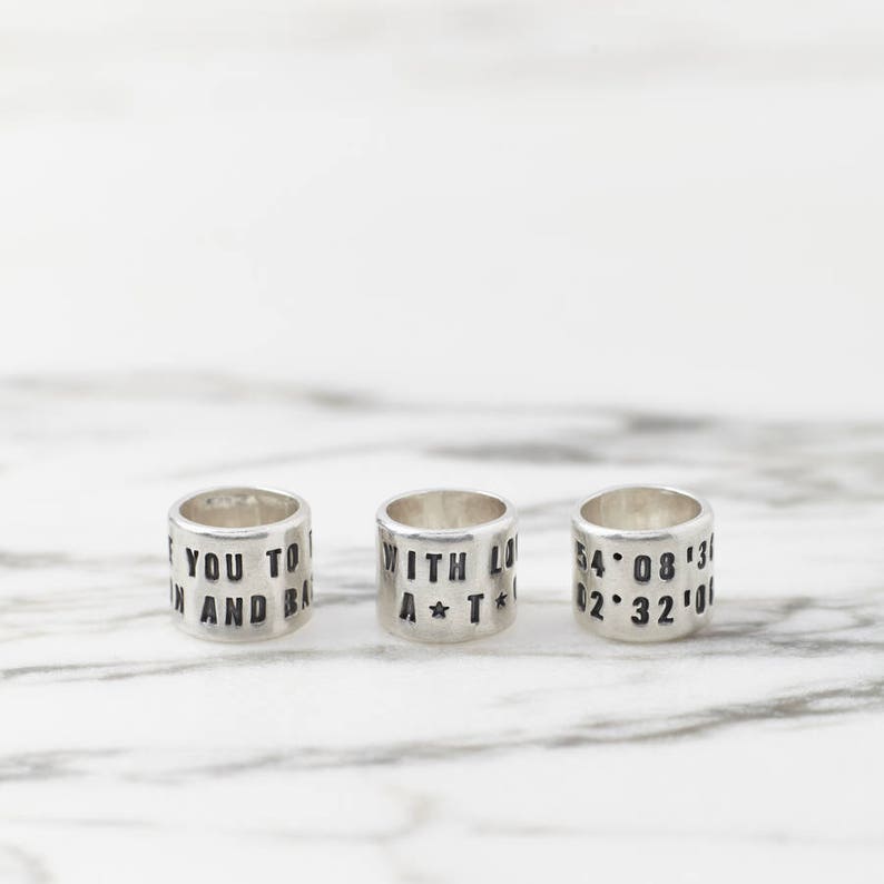 Puede incluir: Tres anillos de plata con texto grabado. El primer anillo dice "If you to in and ba", el segundo anillo dice "With Lo A*T*C", y el tercer anillo dice "54*08*13 02*32*00".