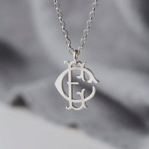 Collar con monograma de iniciales en plata esterlina personalizado y hecho a mano: collar con monograma de plata esterlina creado con dos iniciales entrelazadas