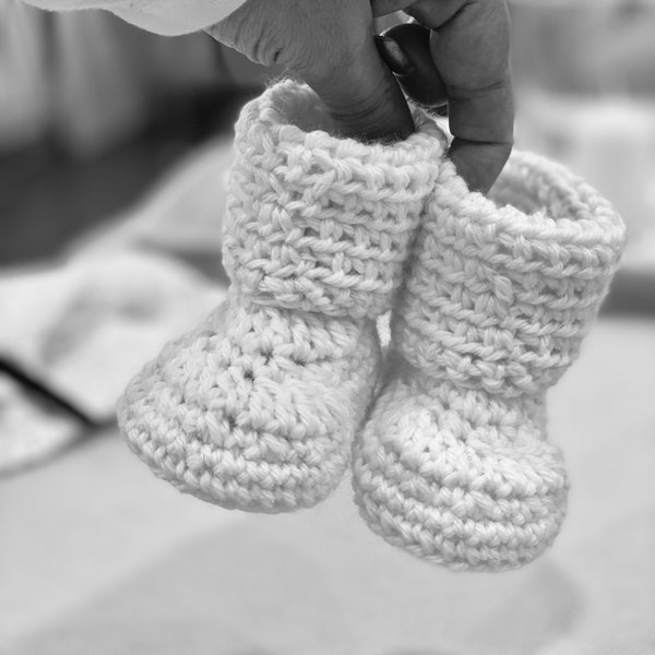 CROCHET PATTERN baby booties ⨯ shoes slippers ⨯ gender neutral ⨯ worsted weight yarn ⨯ PDF ⨯ Cozy Cuffs Baby Booties by Warm and Woolly