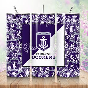 Puede incluir: Un vaso morado y blanco con un ancla blanca y el texto "EST. 1994 FREEMANTLE DOCKERS" en la parte delantera. El vaso está cubierto con un patrón de anclas blancas sobre un fondo morado.