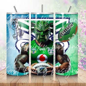 Può includere: Tre bicchieri in acciaio inossidabile con un design verde, blu e bianco. I bicchieri presentano un guerriero con una maschera verde, una palla da rugby e un logo con il testo "Warriors".