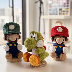 Può includere: Una tazza di ceramica bianca con manico nero e la scritta "But First, Coffee" in grassetto nero. La tazza è posta su uno sfondo sfocato, che suggerisce un'atmosfera accogliente.