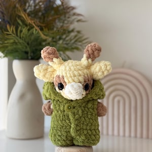 Mini giraffe in pajamas (frog) PDF PATTERN, pattern in Spanish and English.