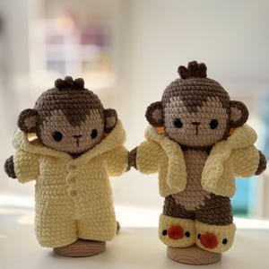 PDF pattern, mega monkey with pajamas (chicken) two versions of pajamas, pattern in Spanish and English.