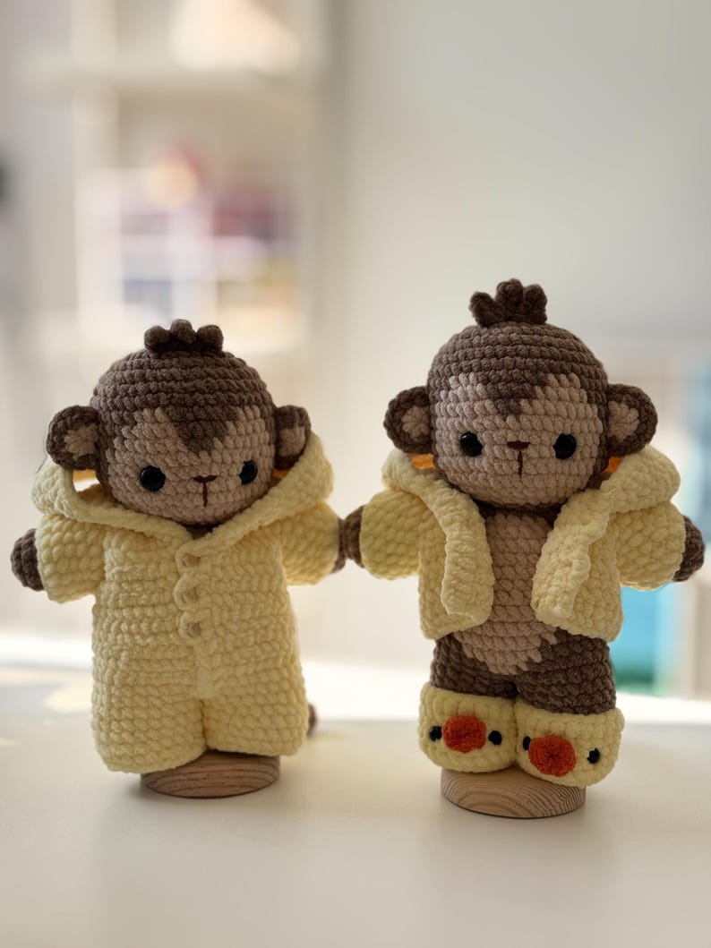 PDF pattern, mega monkey with pajamas (chicken) two versions of pajamas, pattern in Spanish and English. image 1