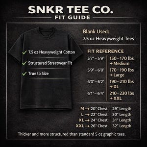 K&ouml;nnte beinhalten: Ein schwarzes T-Shirt mit einer Gr&ouml;&szlig;entabelle von SNKR TEE CO. Der Leitfaden enth&auml;lt Informationen &uuml;ber die 7,5 oz schwere Baumwolle, die strukturierte Streetwear-Passform und das True-to-Size-Design. Er bietet auch Gr&ouml;&szlig;en- und Gewichtsreferenzen.