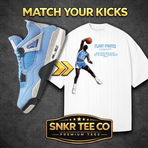 Puede incluir: La imagen presenta una zapatilla deportiva azul claro y gris junto a una camiseta blanca con un gráfico de jugador de baloncesto. La camiseta tiene el texto "FLIGHT STARTED at Chapel Hill". La frase "MATCH YOUR KICKS" está en la parte superior y el logotipo "SNKR TEE CO - PREMIUM TEES" en la inferior.