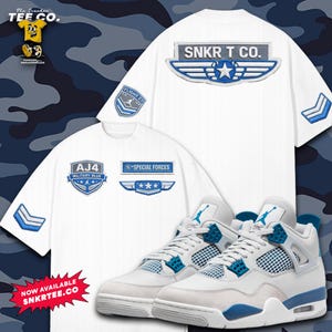 K&ouml;nnte beinhalten: Wei&szlig;es T-Shirt mit blauen Aufn&auml;hern und Text, kombiniert mit wei&szlig;en und blauen Turnschuhen. Das Shirt zeigt Aufn&auml;her mit "SNKR T CO.", "AJ4 MILITARY BLUE" und "SPECIAL FORCES". Die Turnschuhe haben blaue Akzente. Der Hintergrund ist ein blaues Tarnmuster.