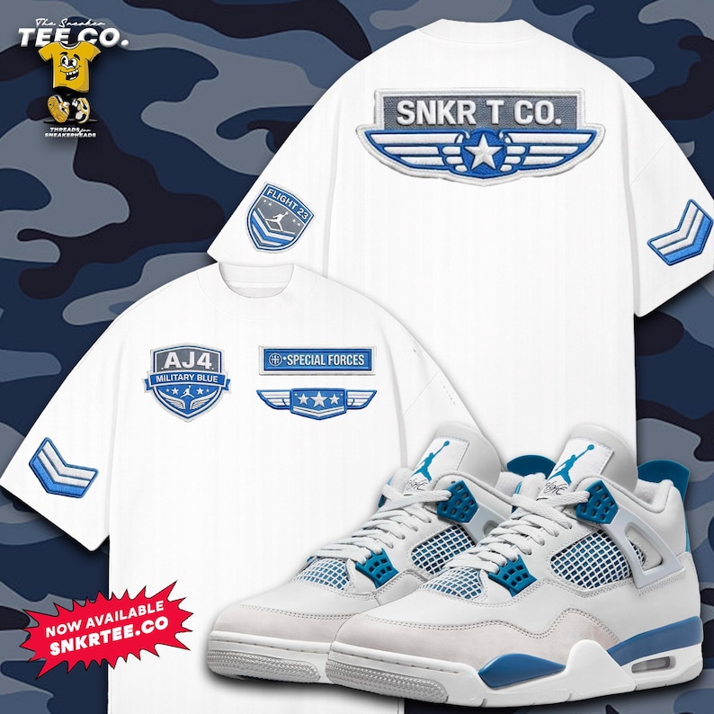 K&ouml;nnte beinhalten: Wei&szlig;es T-Shirt mit blauen Aufn&auml;hern und Text, kombiniert mit wei&szlig;en und blauen Turnschuhen. Das Shirt zeigt Aufn&auml;her mit "SNKR T CO.", "AJ4 MILITARY BLUE" und "SPECIAL FORCES". Die Turnschuhe haben blaue Akzente. Der Hintergrund ist ein blaues Tarnmuster.