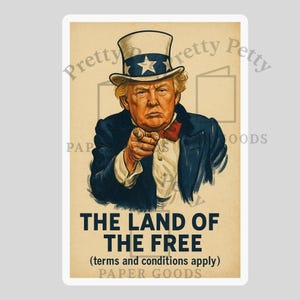 Puede incluir: Un póster de estilo vintage con un hombre con sombrero de copa y traje, señalando al espectador. El póster tiene el texto "THE LAND OF THE FREE" y "(terms and conditions apply)" en letras azules oscuras. El fondo es de color beige.