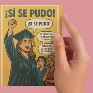 Tarjeta de graduación divertida Sí se puede Latina Grad Chisme sarcástico Broma Mujer con birrete y toga Largo viaje Humor de graduación Graduacion