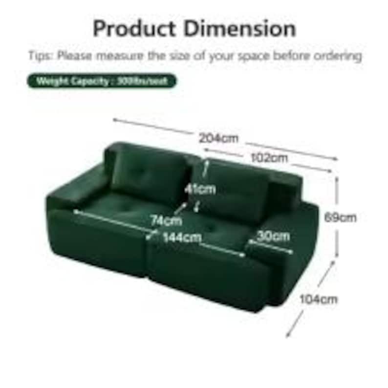 Puede incluir: Un sof&aacute; seccional verde oscuro con las dimensiones mostradas. El sof&aacute; mide 204 cm de largo, 102 cm de ancho y 69 cm de alto. La capacidad de peso es de 136 kg por asiento. La imagen incluye el texto "Product Dimension".