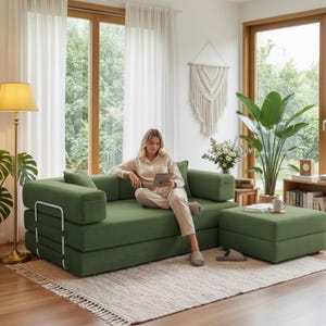 Peut inclure: Un canap&eacute; modulaire vert avec un pouf assorti dans un salon lumineux. Le canap&eacute; est en tissu textur&eacute; et poss&egrave;de un cadre en m&eacute;tal. Une personne est assise sur le canap&eacute;, utilisant une tablette. La pi&egrave;ce comprend de grandes fen&ecirc;tres, des plantes et un lampadaire.