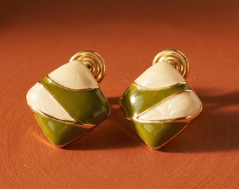 Pendientes de clip esmaltados, color verde oliva y crema, joyería geométrica moderna.