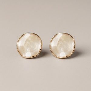 Pendientes redondos nacarados, pendientes minimalistas de botón de esmalte color crema con borde dorado.