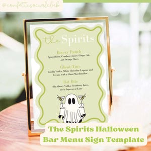 Könnte beinhalten: Ein goldgerahmtes Schild mit hellgrünem Hintergrund und dem Text "the Spirits". Das Schild listet drei Cocktails zum Thema Halloween auf: Boo-zy Punch, Ghost-Tini und Bat Bite. Unten befindet sich eine Cartoon-Geisterillustration. Der Text "The Spirits Halloween Bar Menu Sign Template" steht unten.