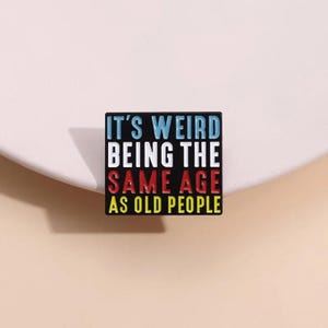 Pines de esmalte con frases divertidas, insignia con frase sarcástica, broche para mochila, ropa, tablero de estado de ánimo, broche "Todo lo que necesitas es café", todo apesta