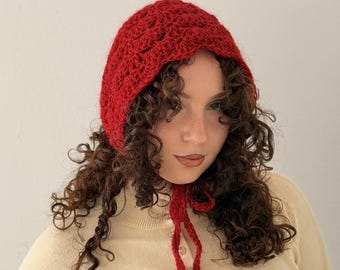 Rote Häkelmütze, rote Winterkapuze, handgestrickte Spitzenmütze, verspielte Strickmütze im Cottagecore-Stil mit Ohrenklappen, Feengeschenk für Sie