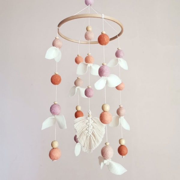 Mobile pour bébé fille, décor de pépinière de fleurs, rose, corail, mobile de berceau blanc, mobile suspendu WoodLand, mobile de lit de boule de feutre, cadeau de nouveau-né