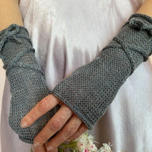 Gants gris sans doigts, chauffe-bras pour femmes, longues mitaines sans doigts, gants Outlander, chauffe-poignets tricotés, gants en laine, gants textuels image 1