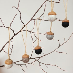 Felt Acorns, 8 Wool Acorns, Christmas Tree Decor, Acorn Ornaments, Black Grey Brown Acorns, Cottage Decor, Woodland Wedding Favor, Waldorf