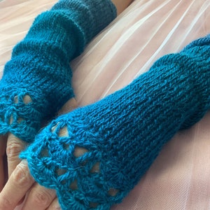 Mitaines longues, manchettes bleues, gants au crochet, gants bleus pour femme, gants élégants d'hiver, chauffe-poignets bohèmes, gants bleu canard image 5