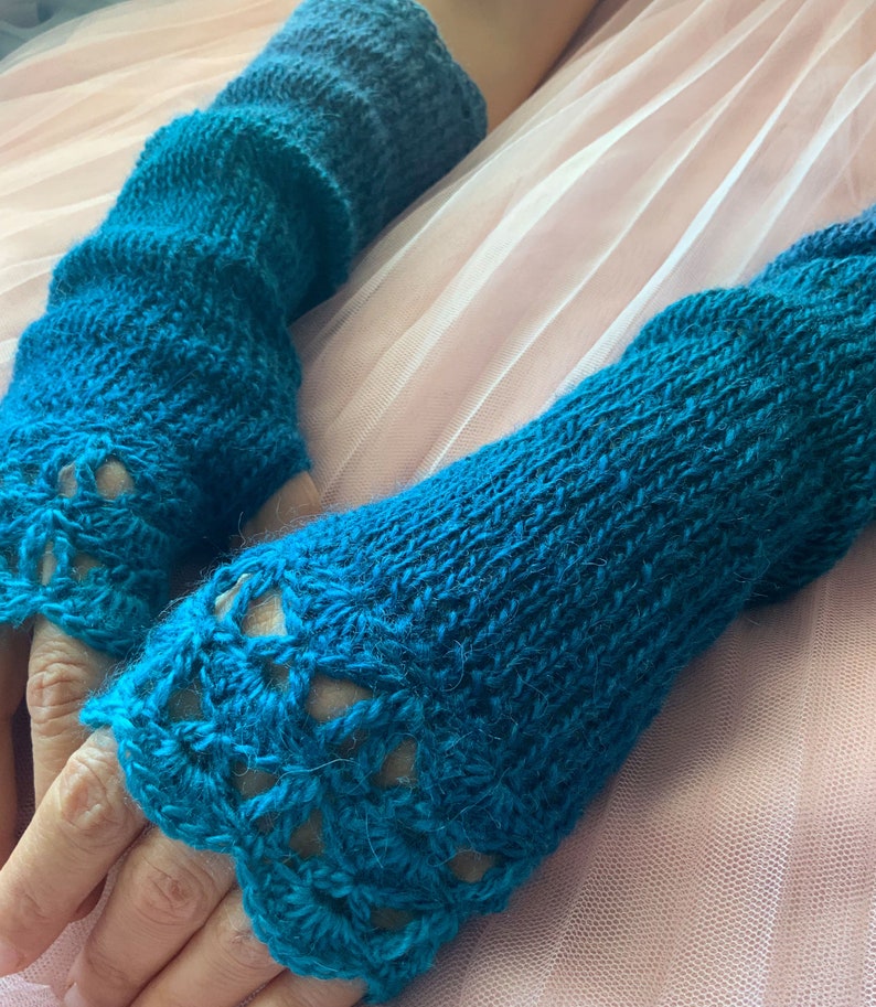 Mitaines longues, manchettes bleues, gants au crochet, gants bleus pour femme, gants élégants d'hiver, chauffe-poignets bohèmes, gants bleu canard image 5