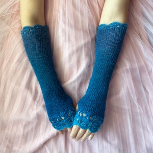 Mitaines longues, manchettes bleues, gants au crochet, gants bleus pour femme, gants élégants d'hiver, chauffe-poignets bohèmes, gants bleu canard image 3