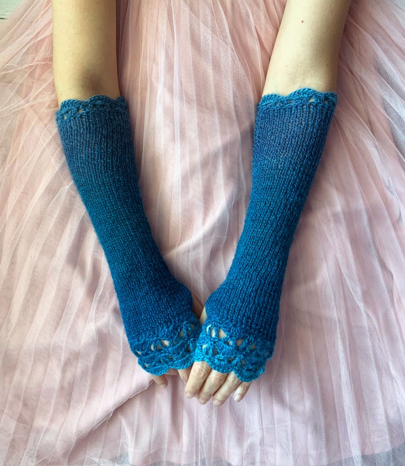 Mitaines longues, manchettes bleues, gants au crochet, gants bleus pour femme, gants élégants d'hiver, chauffe-poignets bohèmes, gants bleu canard image 3