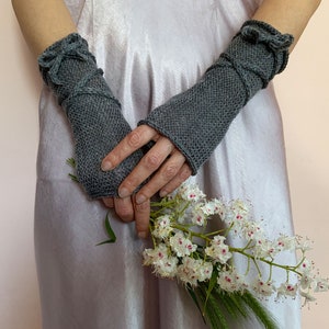 Gants gris sans doigts, chauffe-bras pour femmes, longues mitaines sans doigts, gants Outlander, chauffe-poignets tricotés, gants en laine, gants textuels image 3