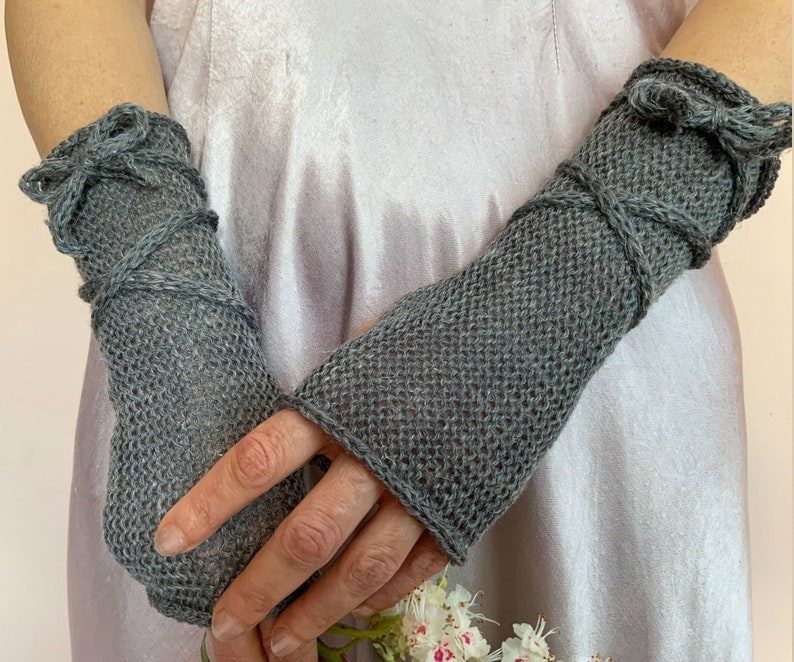 Gants gris sans doigts, chauffe-bras pour femmes, longues mitaines sans doigts, gants Outlander, chauffe-poignets tricotés, gants en laine, gants textuels image 1
