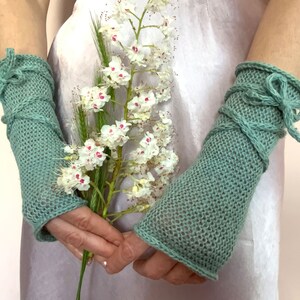 Gants gris sans doigts, chauffe-bras pour femmes, longues mitaines sans doigts, gants Outlander, chauffe-poignets tricotés, gants en laine, gants textuels image 5