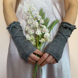 Gants gris sans doigts, chauffe-bras pour femmes, longues mitaines sans doigts, gants Outlander, chauffe-poignets tricotés, gants en laine, gants textuels image 2